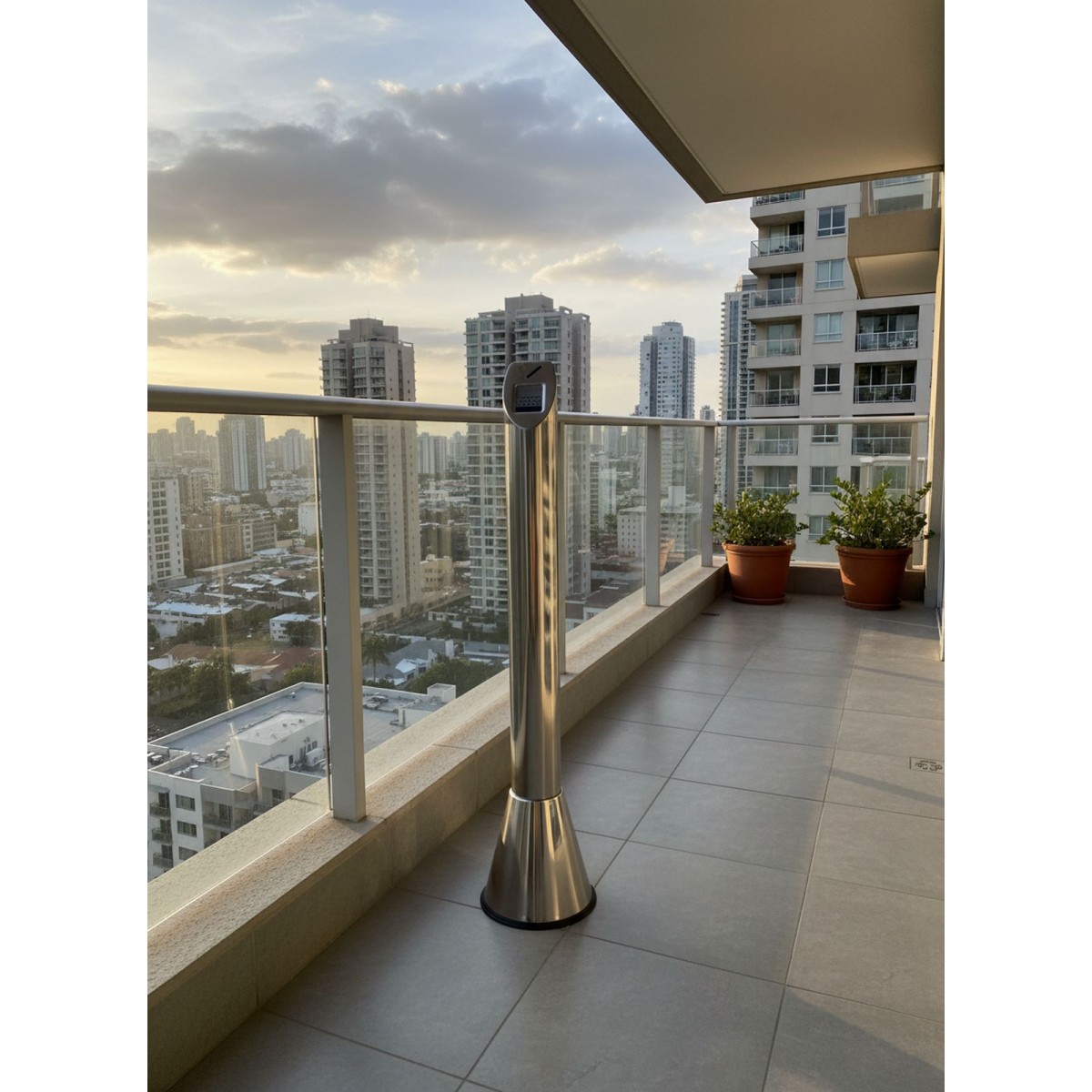 Урна напольная «Першинг Лайт-2»: элегантность из полированной стали для бизнеса и дома