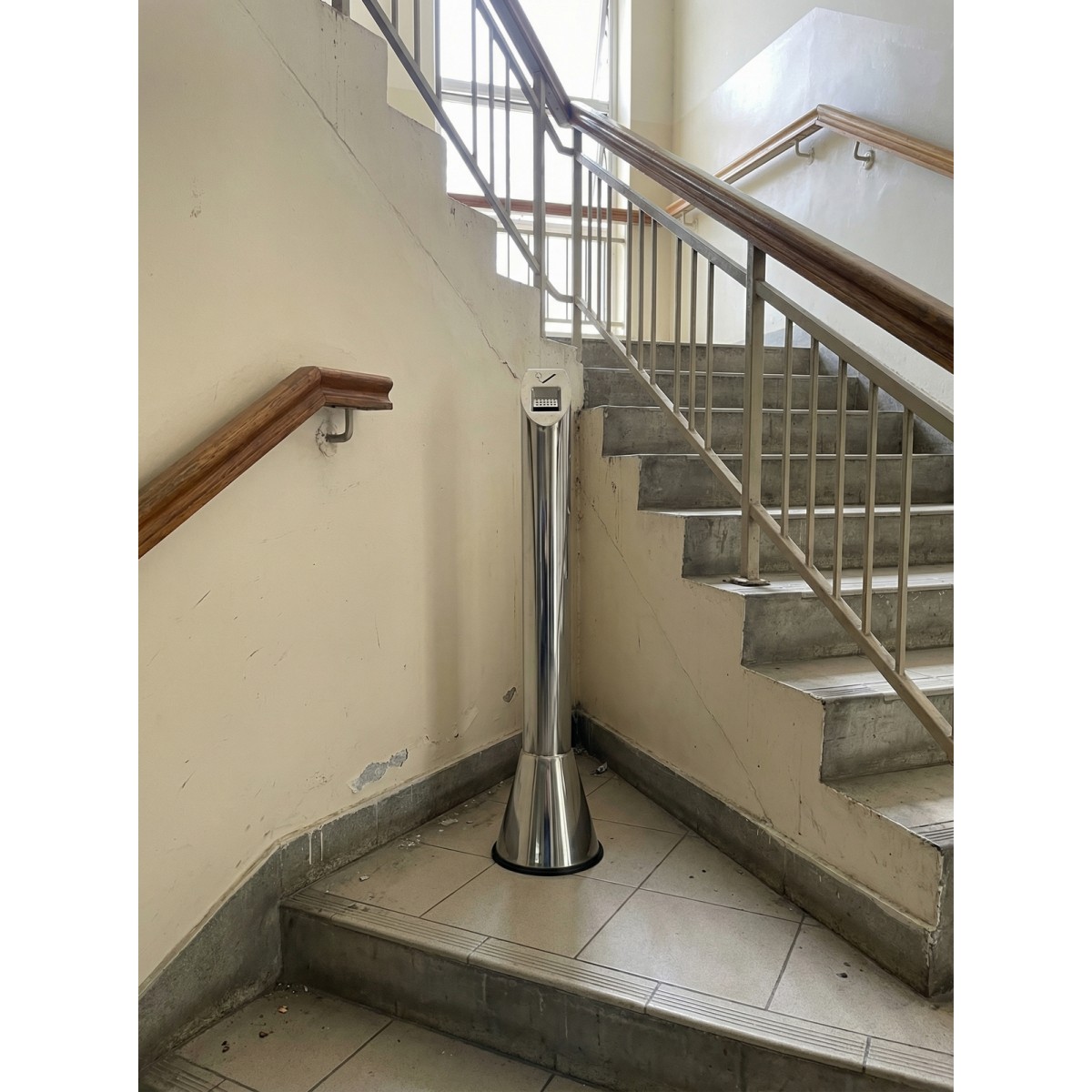 Урна напольная «Першинг Лайт-2»: элегантность из полированной стали для бизнеса и дома