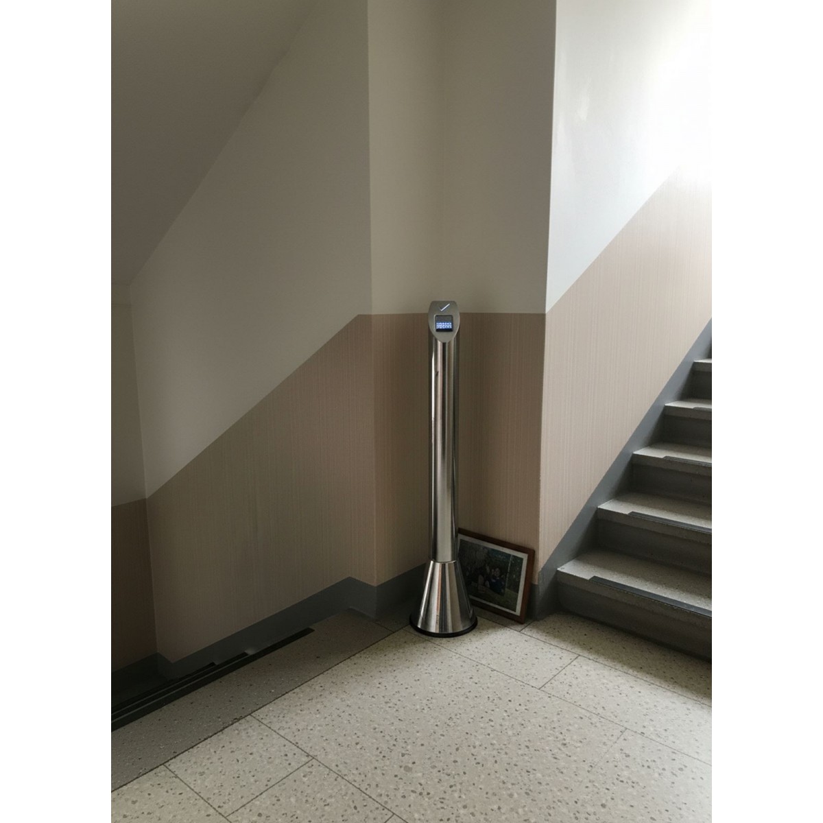 Урна напольная «Першинг Лайт-2»: элегантность из полированной стали для бизнеса и дома