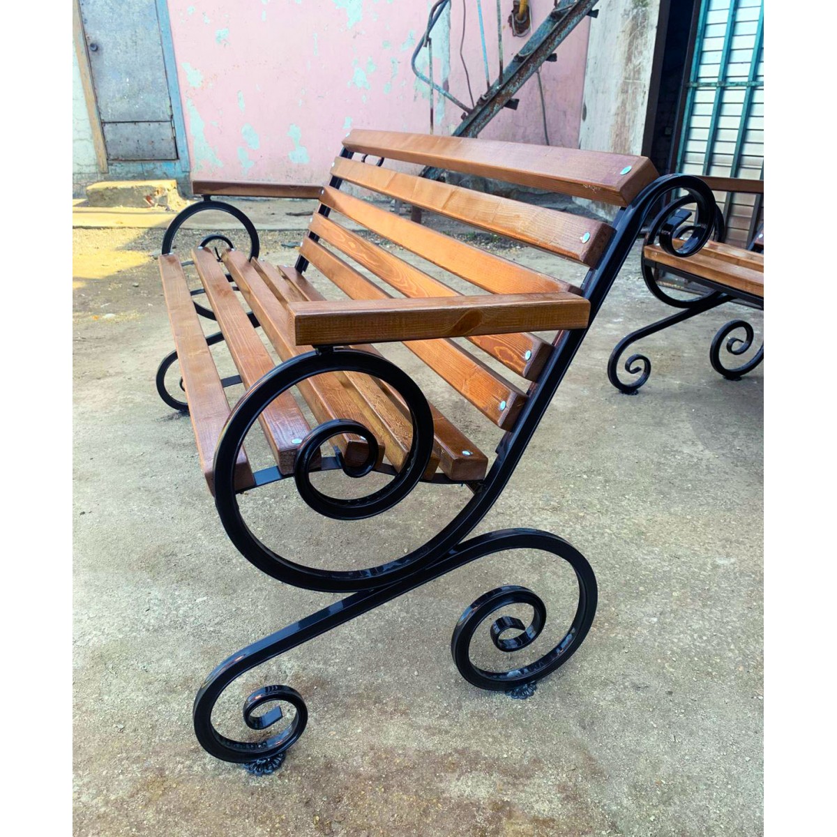 Кованная парковая скамья Французская лоза с подлокотниками 23 м.